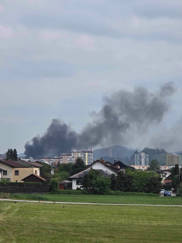 Požar na strehi Mercatorja v Celju