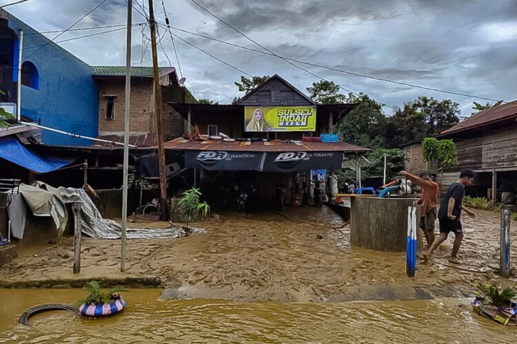 Posledice padavin in plazov na indonezijskem otoku Sulavezi