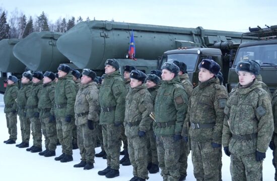 Ruski vojaki med premikom mobilnih izstrelitvenih naprav za jedrske rakete Yars na 250 kilometrov dolgi poti proti Moskvi