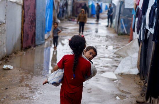 Otroci v begunskem taborišču v Rafi