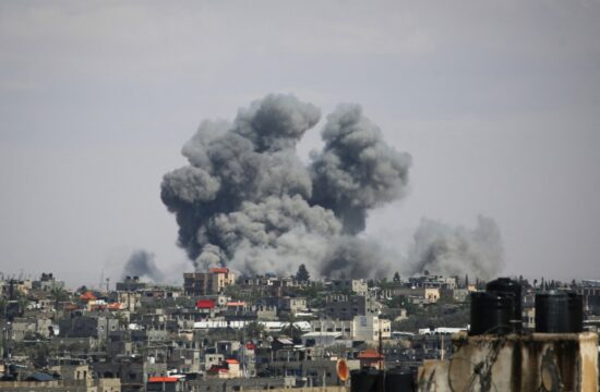 Dim nad Rafo po izraelskih zračnih napadih