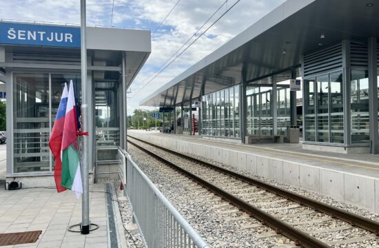 Po besedah ministrice Bratušek je z izvedenimi deli zagotovljena infrastruktura, ki bo omogočala večjo funkcionalnost železniške postaje Šentjur in večjo stopnjo varnosti.