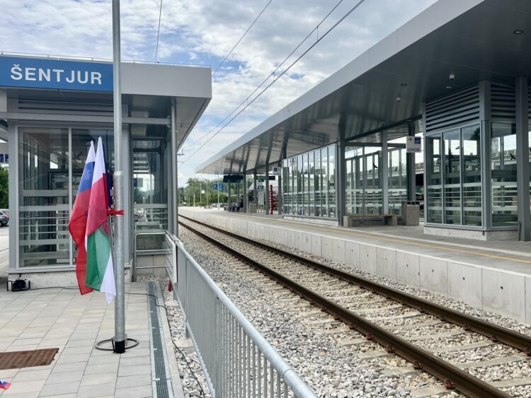 Po besedah ministrice Bratušek je z izvedenimi deli zagotovljena infrastruktura, ki bo omogočala večjo funkcionalnost železniške postaje Šentjur in večjo stopnjo varnosti.