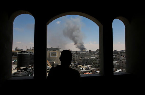 Dim nad Rafo po Izraelskem napadu