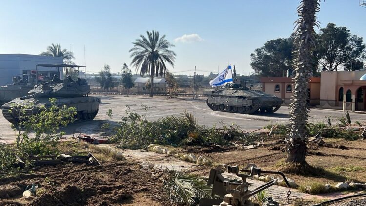 Izraelske sile po zavzetju mejnega prehoda v Rafi