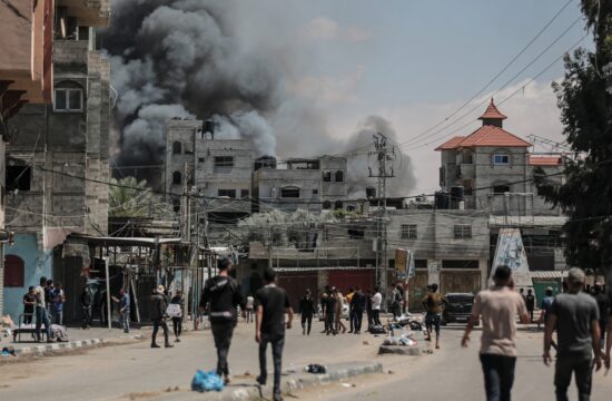 Dim nad Rafo po Izraelskem napadu
