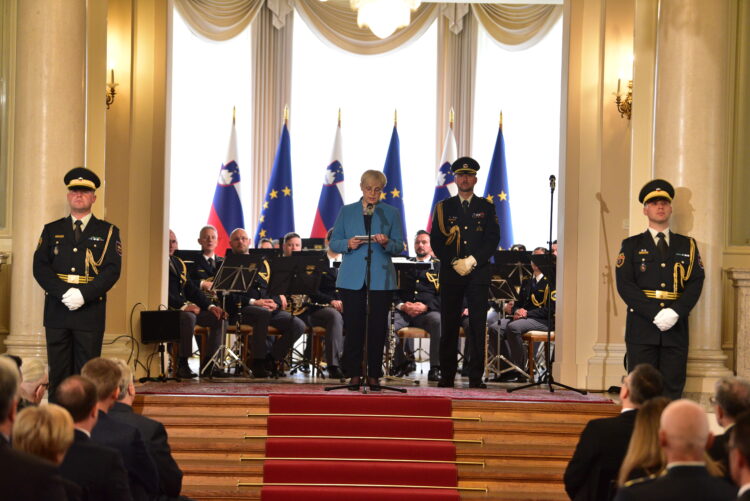 Pirc Musar odlikovala zaslužne za vstop Slovenije v EU in Nato