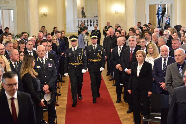 Pirc Musar odlikovala zaslužne za vstop Slovenije v EU in Nato