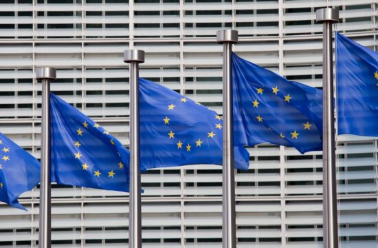 zastave Evropske unije pred zgradbo evropske komisije, Bruselj,