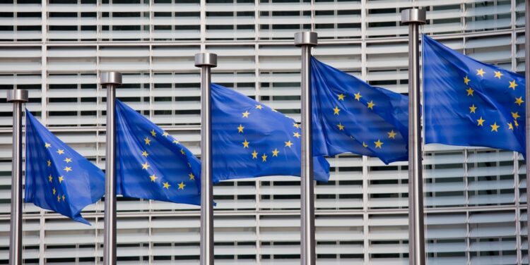 zastave Evropske unije pred zgradbo evropske komisije, Bruselj,