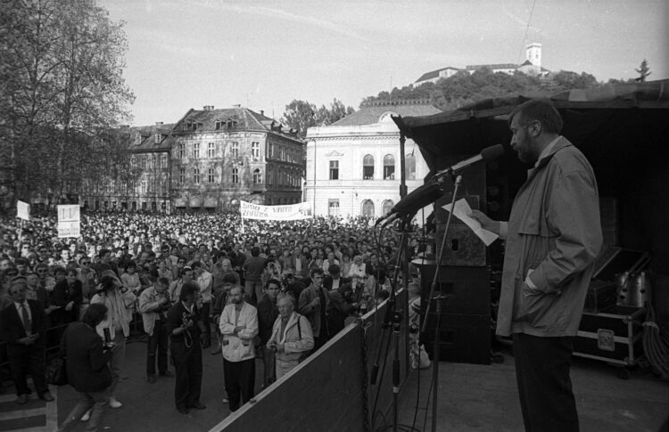 Množično protestno zborovanje na Kongresnem trgu v Ljubljani 8. maja 1989