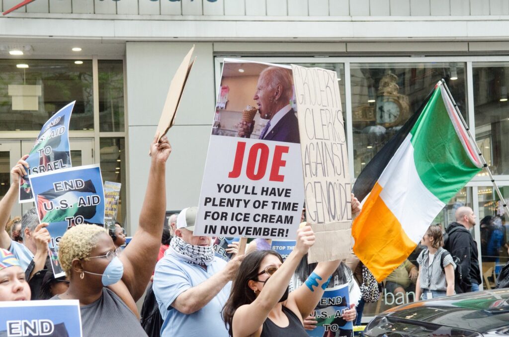 Propalestinski protestniki v Chicagu, kjer Biden nadaljuje s predsedniško kampanjo