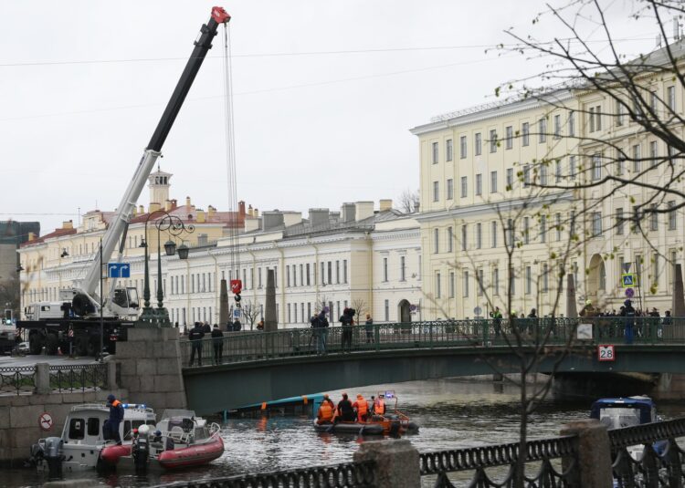 Avtobus v Sankt Peterburgu zletel v reko
