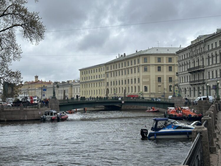Avtobus v Sankt Peterburgu zletel v reko