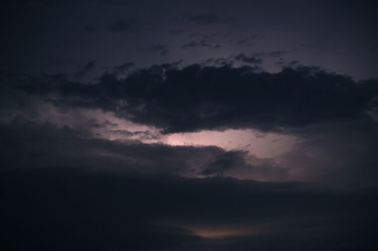 Nočno nevihtno nebo