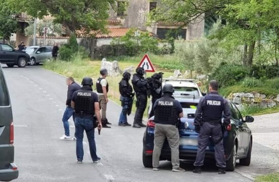 V vasi Gorjansko so morali zaradi streljanja 50-letnika posredovati policisti, vključil se je tudi policijski pogajalec.