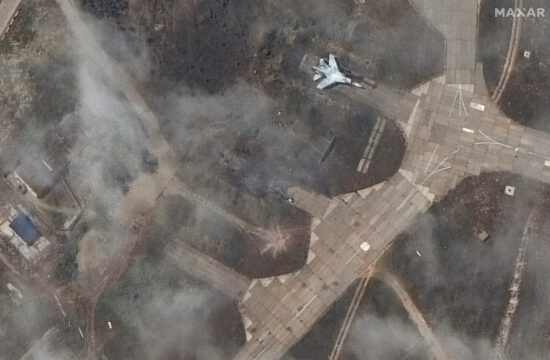 Satelitska slika uničenega vojaškega letala po napadu na letalsko bazo Belbek