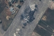 Satelitska slika uničenega vojaškega letala po napadu na letalsko bazo Belbek