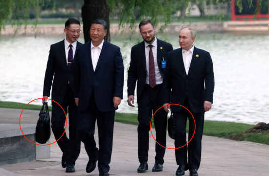 Kaj je v skrivnostnih kovčkih ob ruskem in kitajskem predsedniku