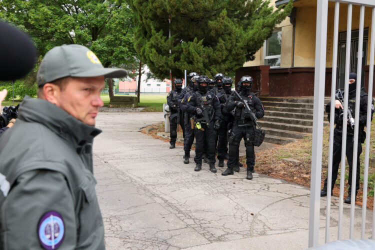 Osumljenec za poskus umora Fiva na sodišču