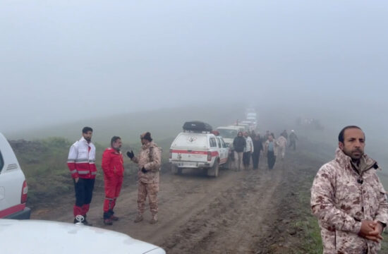 Reševalne ekipe na območju, kjer je strmoglavil helikopter