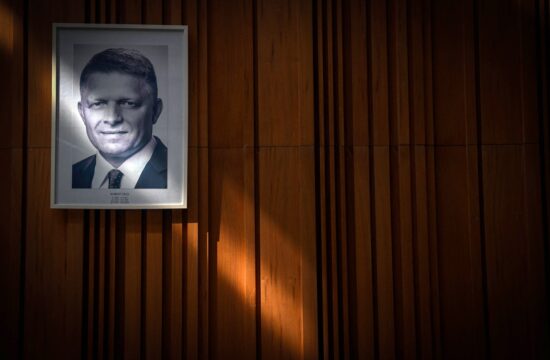 Portret Roberta Fica v prostorih vlade