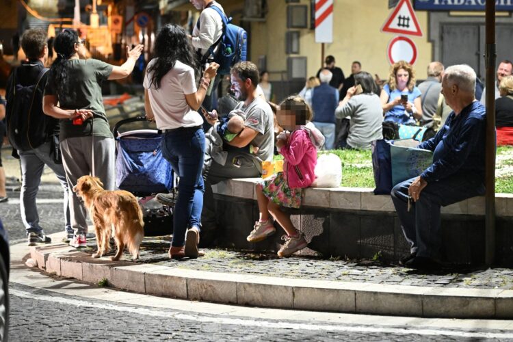 Ljudje na ulicah Pozzuolija, kamor so jih pregnali potresi