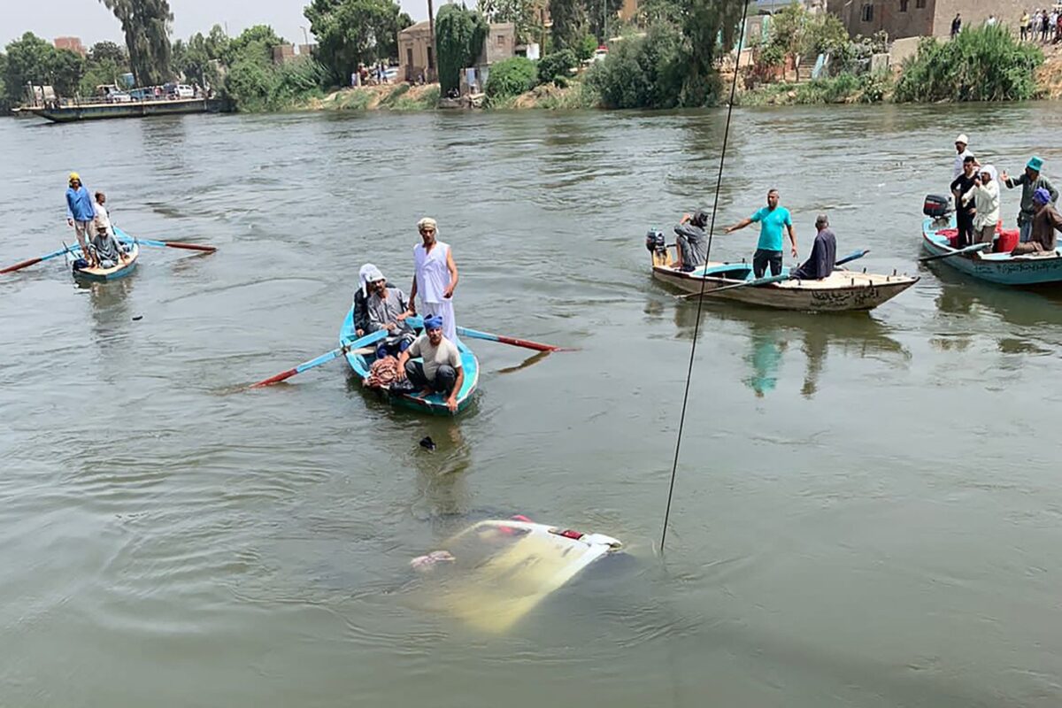 Ker voznik ni uporabil zavore, je v reko Nil zdrsnil minibus poln potnikov