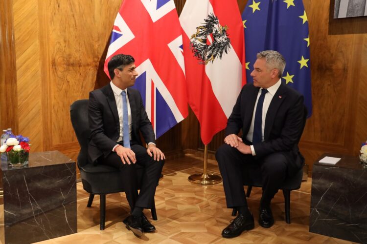 Britanski premier Rishi Sunak z avstrijskim kanclerjem Karlom Nehammerjem