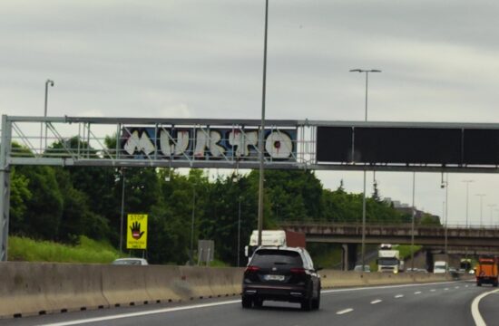 Ste nad avtocesto opazili napisa “hur” in “murto”? Kaj pomenita?