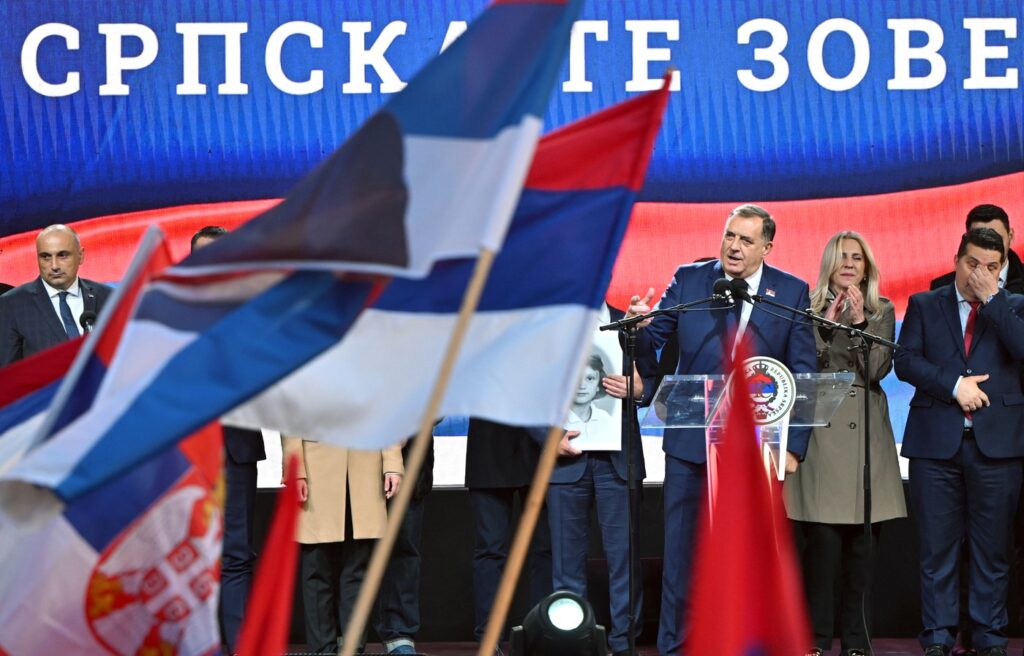 Dodik na aprilskem protestu v Banjaluki proti resoluciji o Srebrenici