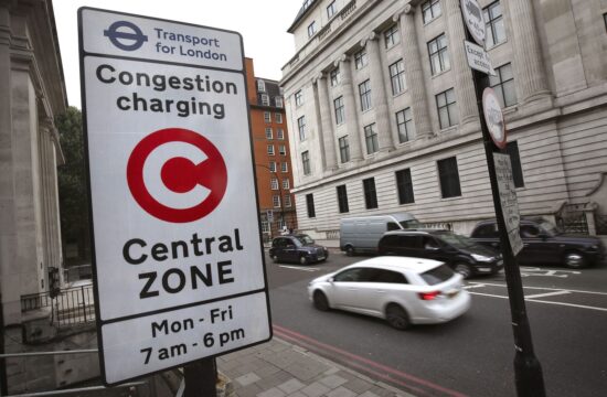 Znak v Londonu, ki opozarja na plačilo pristojbine za vožnjo v središču mesta