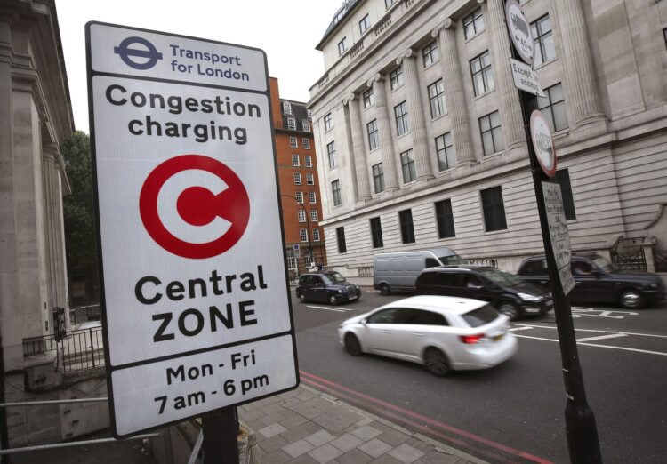 Znak v Londonu, ki opozarja na plačilo pristojbine za vožnjo v središču mesta