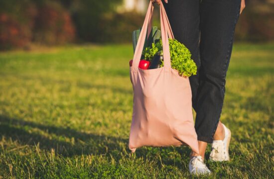 Ženska nosi vrečko z zelenjavo