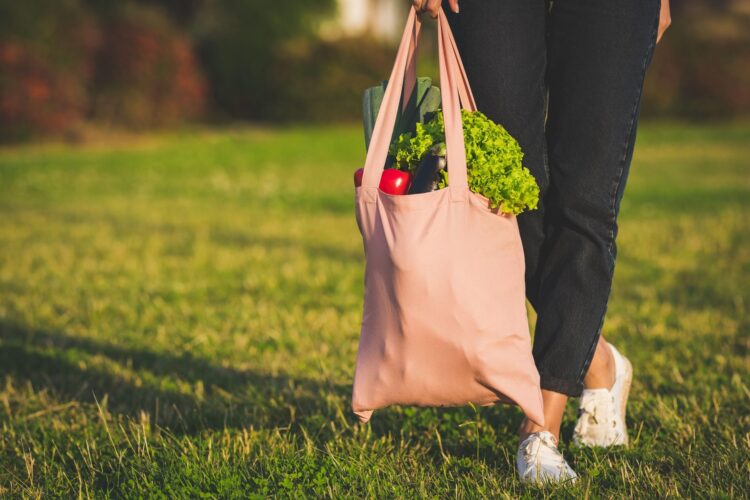 Ženska nosi vrečko z zelenjavo