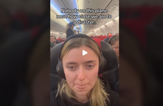 ženska na letalu