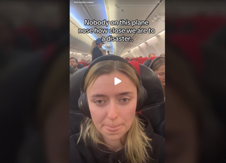 ženska na letalu