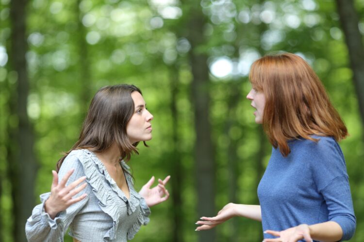 dve ženski govorita