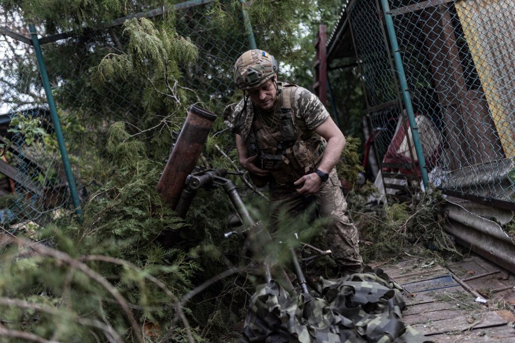 Ukrajinski vojak ob minometu v regiji Doneck