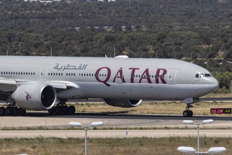 Letalo Qatar Airways je med letom doživelo hudo turbulenco.