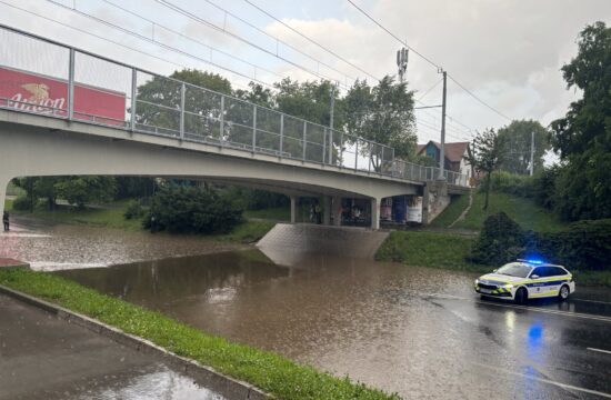 poplavljen podvoz na Celovški cesti v Ljubljani