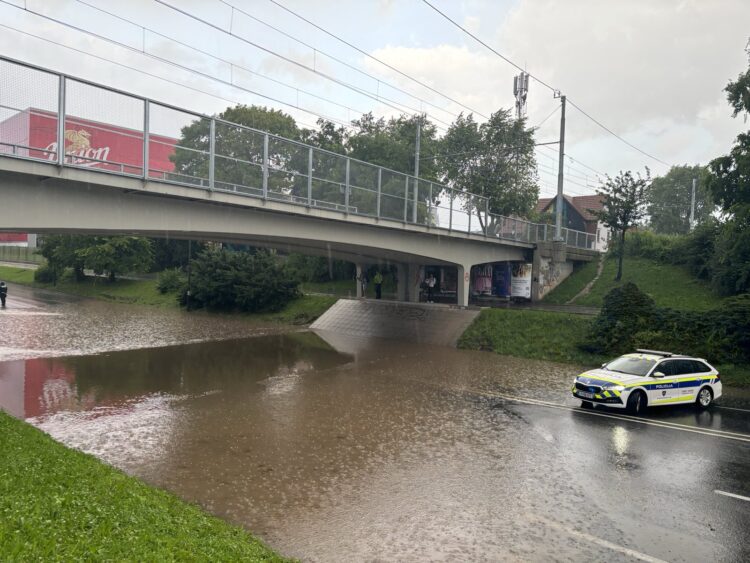 poplavljen podvoz na Celovški cesti v Ljubljani