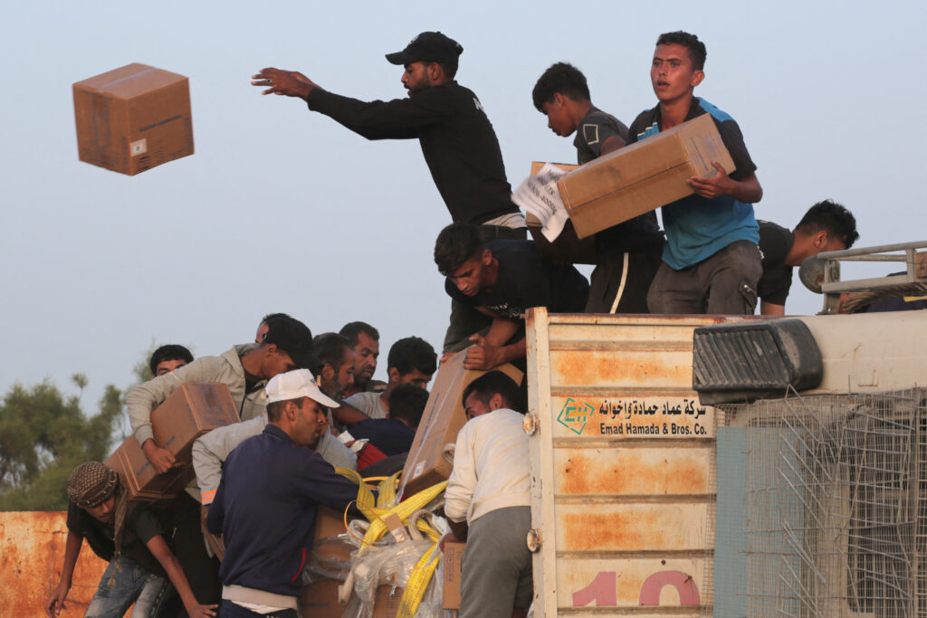 Palestinci s humanitarno pomočjo s pomola Trident v osrednjem delu Gaze 