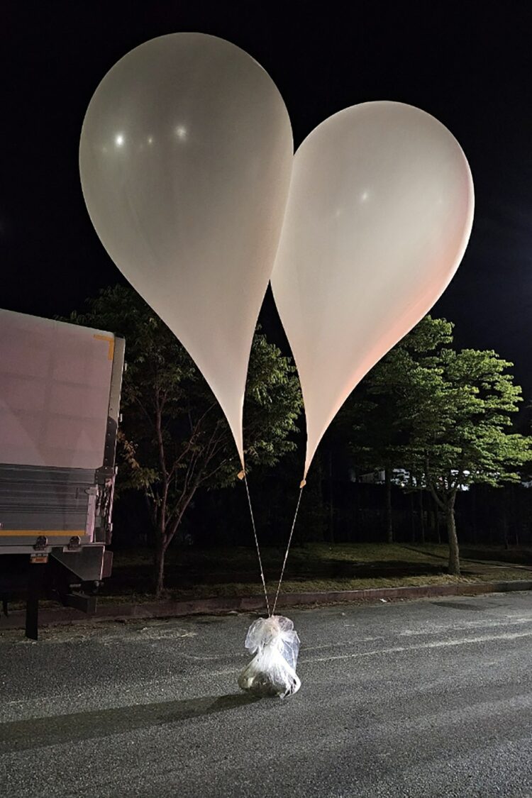 Severnokorejski balon s smetmi