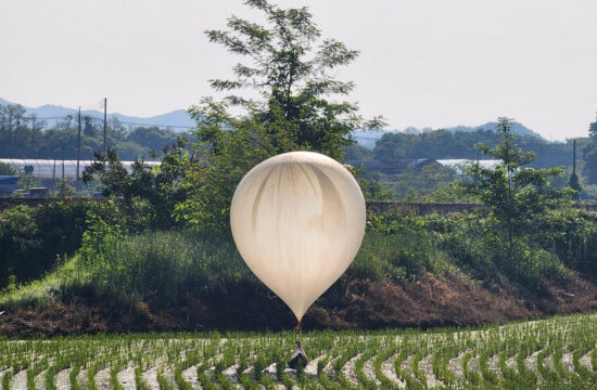 Severnokorejski balon s smetmi