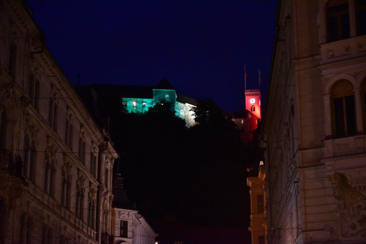 Ljubljanski grad v barvah Palestinske zastave