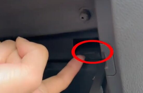 gumb v predalu na sovoznikovi strani v avtu