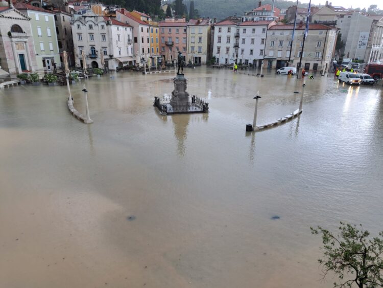 Poplavljen Tartinijev trg
