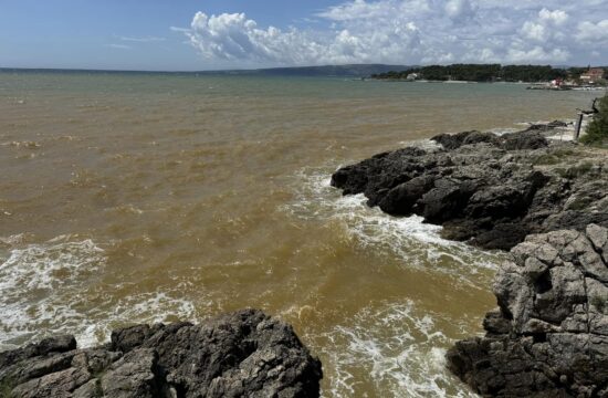 Turisti na Krku razočarani nad umazanim morjem: “Očitno se ne bomo kopali”