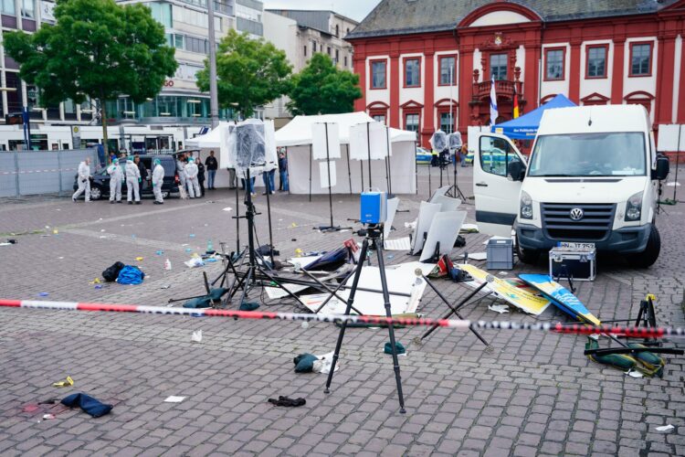 V nemškem Mannheim je napadalec zabodel več ljudi